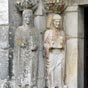 Basilique Saint-Pierre : Piédroit du portail avec les statues de saint Just et saint Étienne.